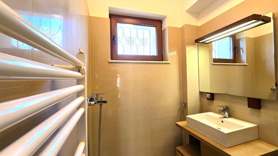 Proprietate unica, vila si 8000 mp pe malul lacului Snagov - Poză 17