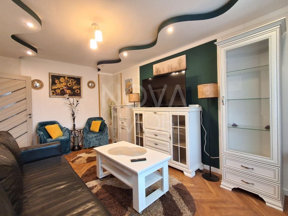 Apartament de inchiriat 3 camere etajul 4, cu lift,  Zona Vasile Aaron - Poză 1