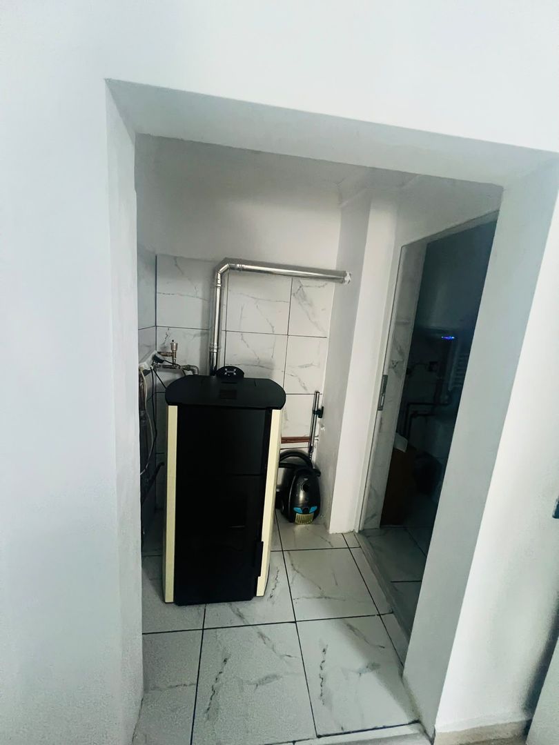 Apartament cu 2 camere la curte comuna , zona centrala - Poză 5