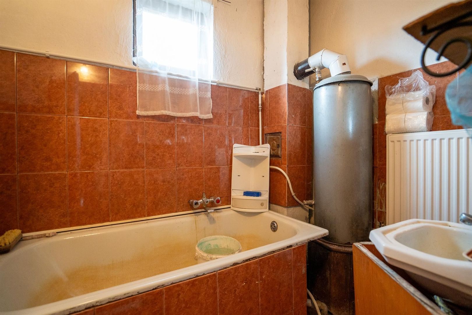 Casa singur in curte  cu dublu front stradal cu garaj in Iosia - Poză 6