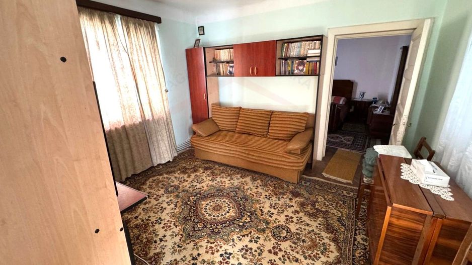 Casă cu arhitectură pragmatică în zona Port - Poză 1