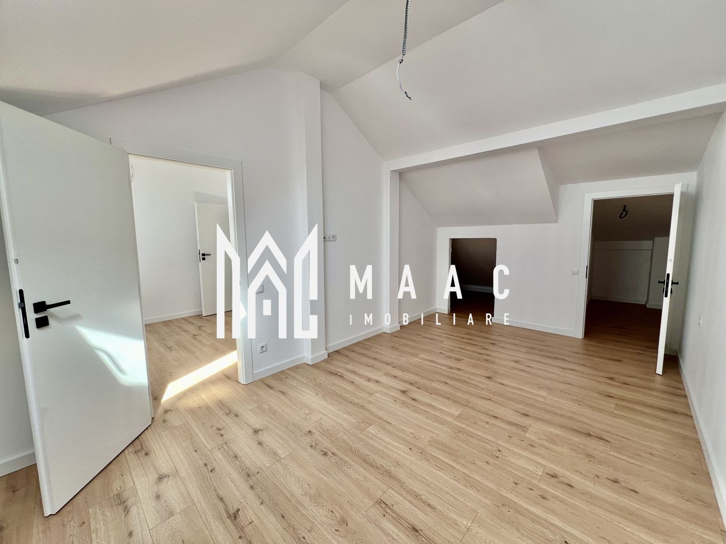 Penthouse Elegant pe 2 Niveluri cu Terasă și Vedere Superbă - Poză 14