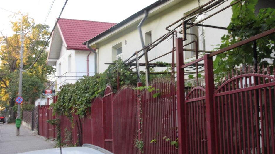 Casa situata in centru, in fata Lic. Economic nr. 1 - Poză 4