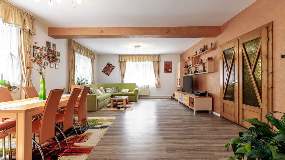 Casă generoasă cu două apartamente în Bujac - Poză 1