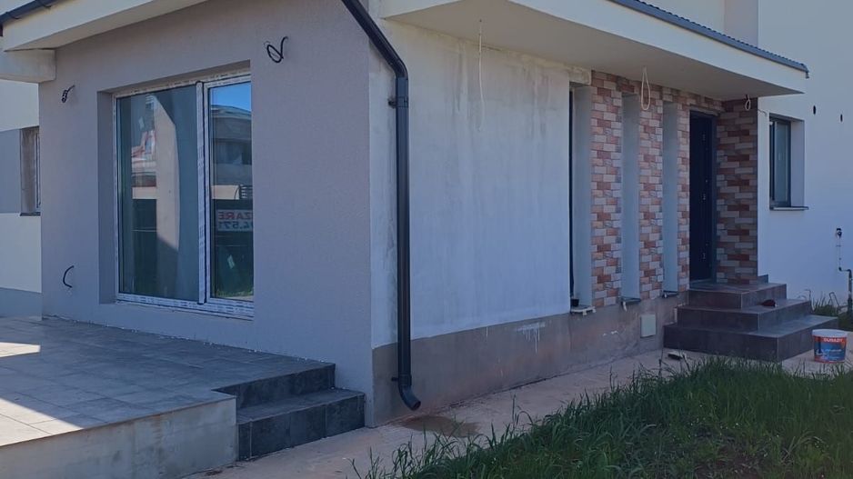 Case pe parter Tunari, zona linistita, curte MARE 350m - Poză 2