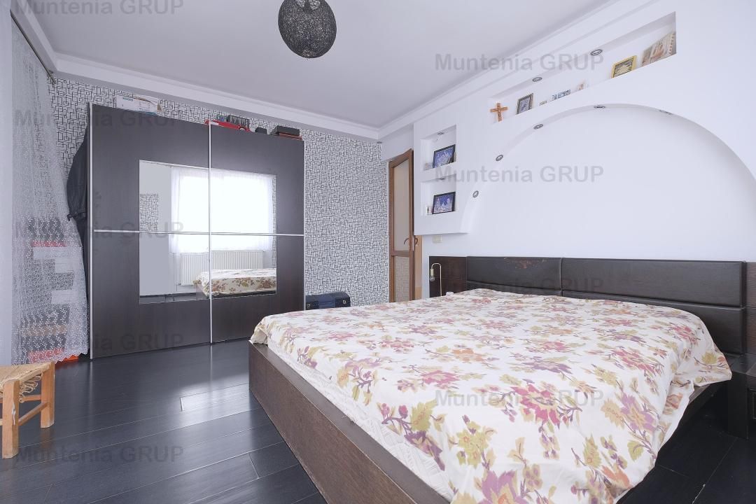 DOBROESTI - Str. Doinei, vila P+E+M, 6 camere, 3 bai cu fininsaje LUX - Poză 13