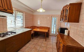 Casa in zona centrala - Poză 3