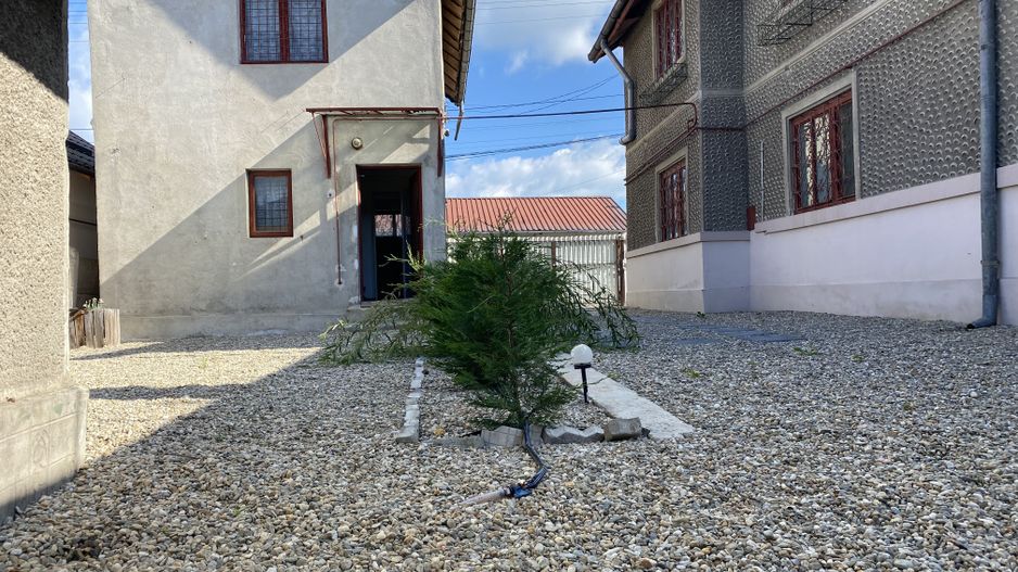 Vanzare casă cu potențial rezidențial și comercial în Pucioasa -441 mp - Poză 1