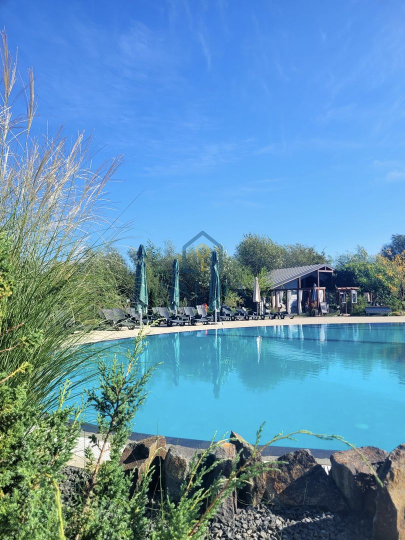 Proprietate unică de vânzare – piscină, restaurant, terasă - Poză 1
