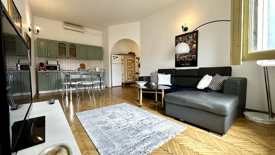 Apartament cu 2 camere,  clasic si boem, cu vedere in Piață Victoriei - Poză 1