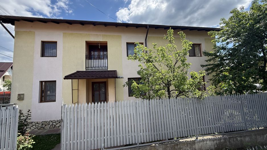 Vila construită in 2010 - P+1+pod - S=236 mp și curte 238 mp Campina! - Poză 2
