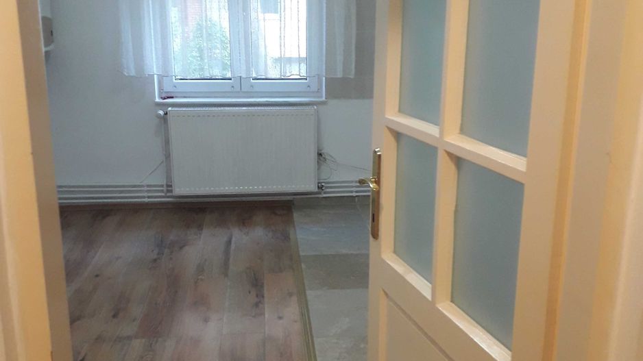 Vând apartament 3 camere , micro 17, destinație spțiu comercial - Poză 2