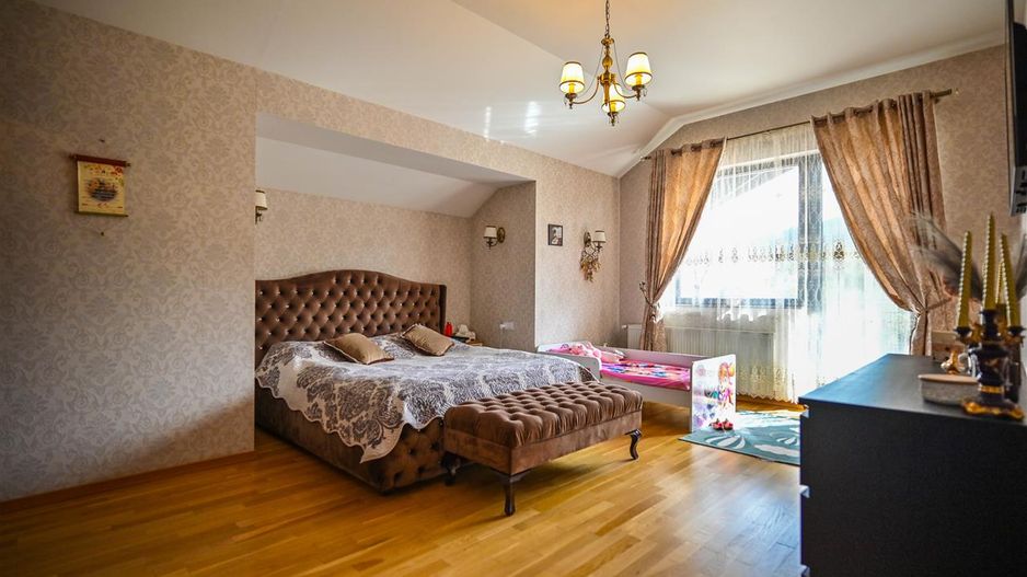 Somptuozitate in stil modern, 2 garaje, 3 terase, totul pe 1.000 mp teren - Poză 4