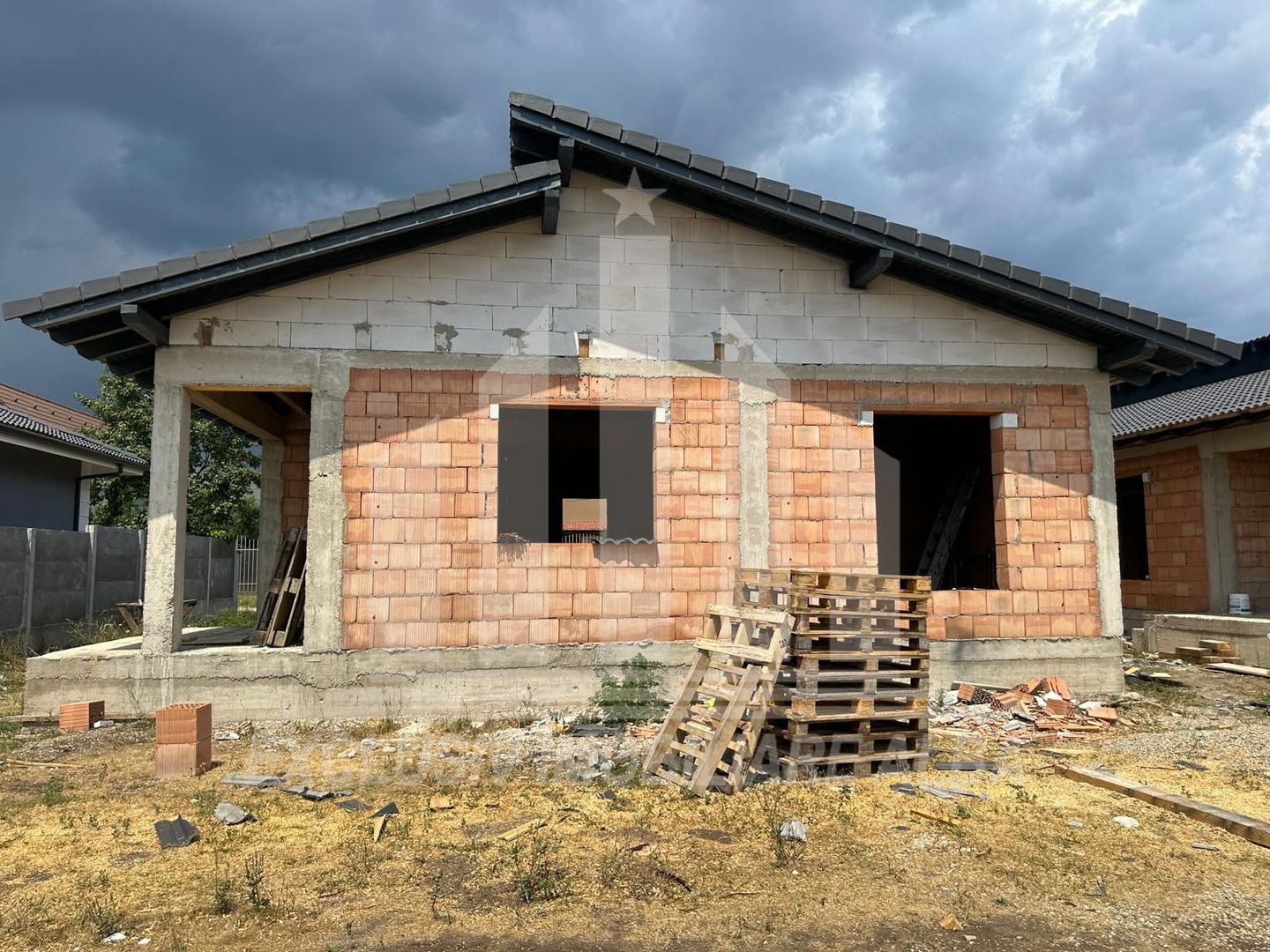 Casa individuala la rosu, Orizont - Poză 3