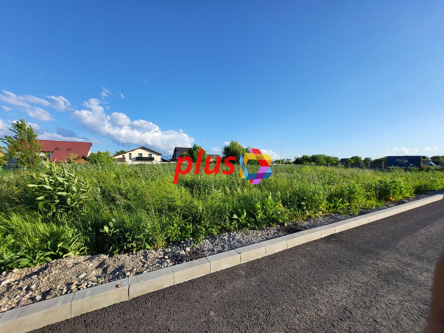 Teren autorizabil rapid cu asfalt și iluminat public - 685 mp - Poză 1