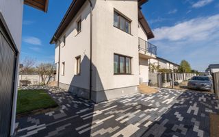 Vila in Tunari cu garaj si spatii de depozitare - Poză 2