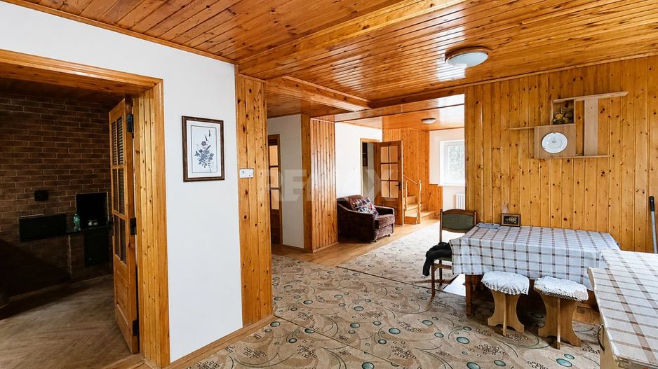 Nu este doar o vilă. Este refugiul tău verde cu 38 ari și pădurice proprie! - Poză 13