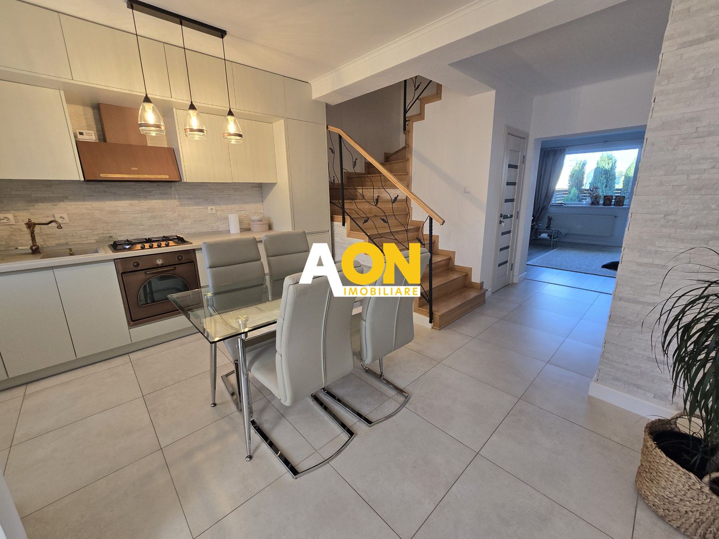 Casa 3 Camere Zona Centru, Complet Renovata si Mobilata - Poză 4