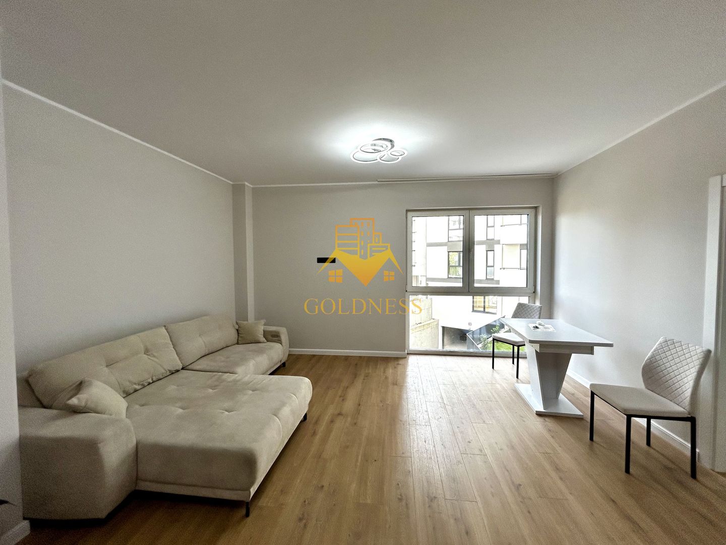 2 camere open space, Parcare, Prima Inchiriere, Piata Oser, Bulgaria - Poză 1