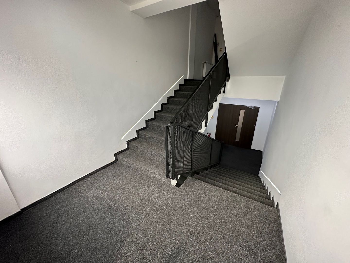 Clădire de închiriat pentru birouri  / clinica - Poză 16