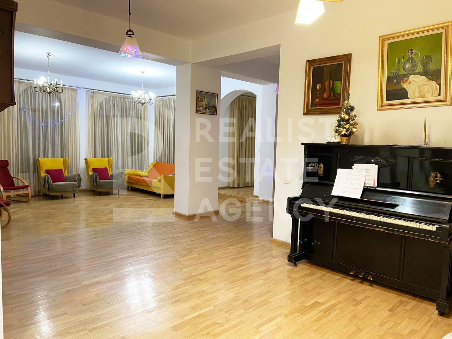 Casă de vânzare cu 8 camere, aproape de Piața Revoluției - Poză 2