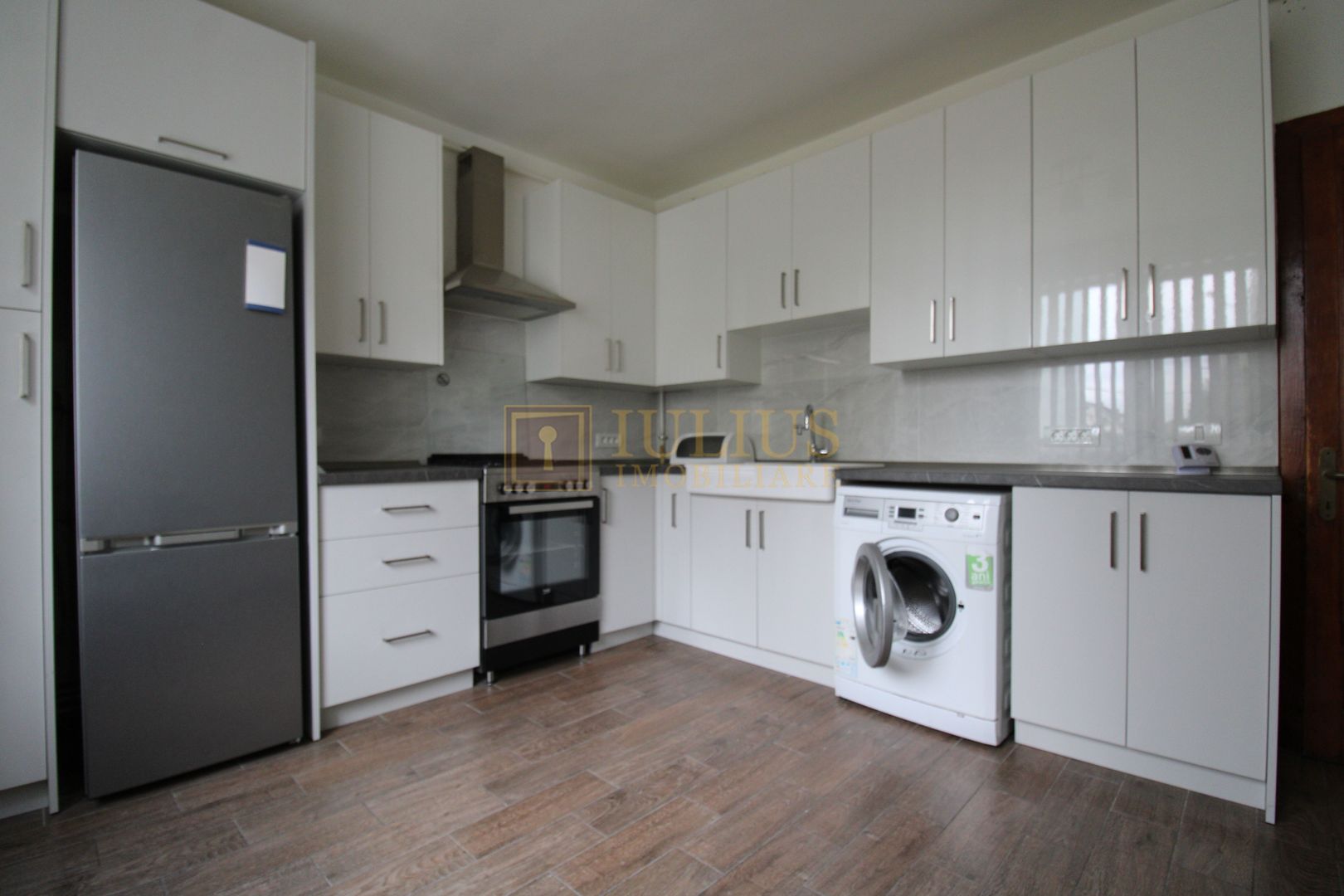 3 camere, curte comuna, centrala proprie. - Poză 10