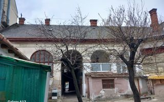 Ag EUROPA vinde casa VECHE zona ULTRACENTRALA întrare și curte comuna. - Poză 1