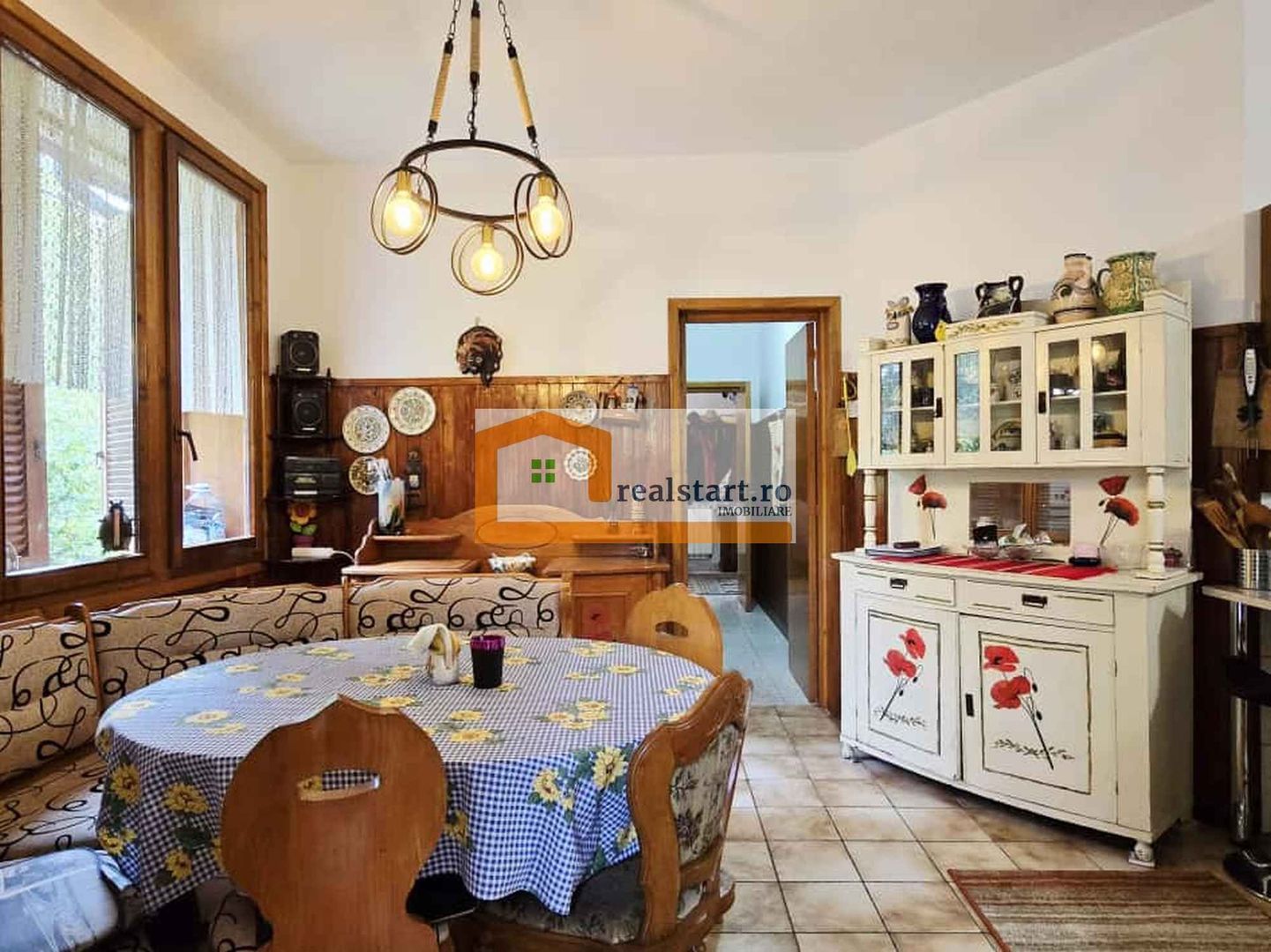 Vedere padure, panouri solare si fotovoltaice, pompa de caldura,  semineu - Poză 21