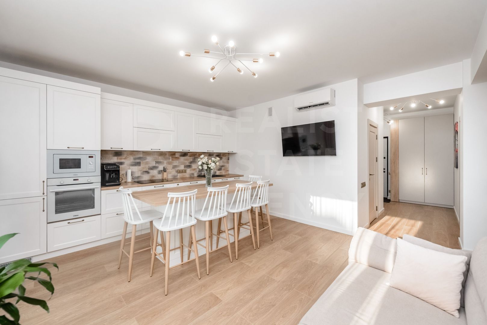 Vânzare, apartament, 2 dormitoare + living- 82 mp, Buiucani - Poză 2