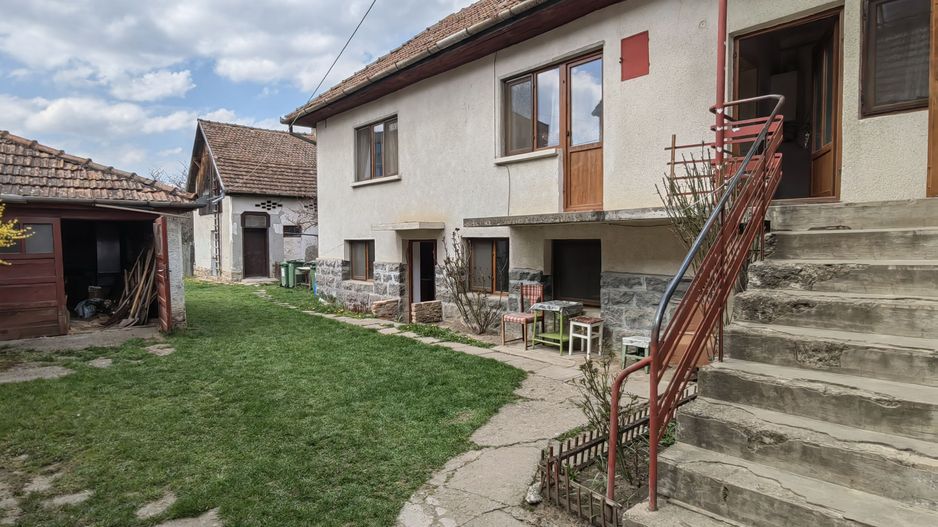 Casă cu 4 camere si teren zona Ciucului 120 m² - Poză 1