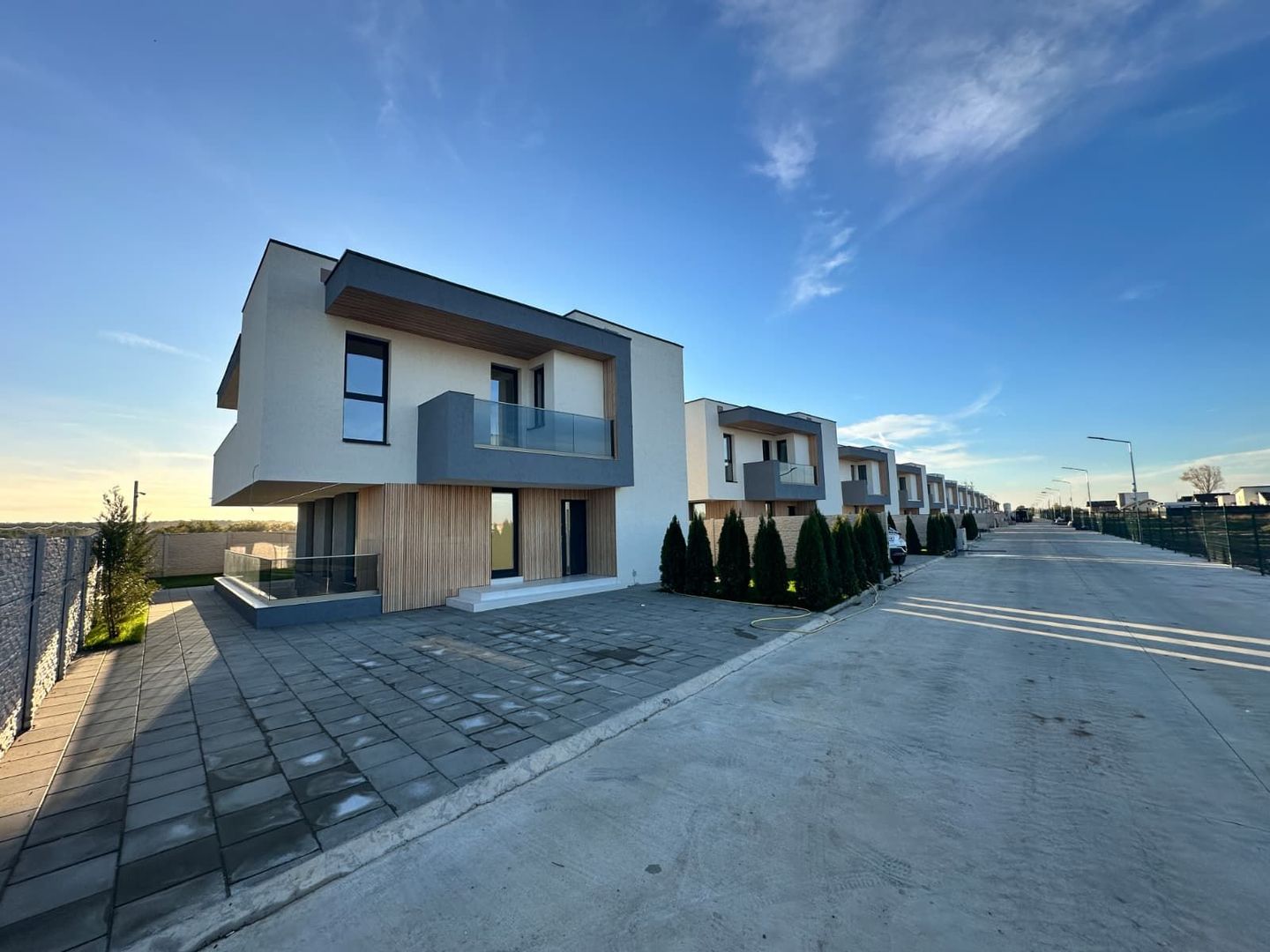 CASE INDIVIDUALE DOMNESTI - 6 CAMERE, GARAJ, PANOURI SOLARE, COMIS 0% - Poză 2