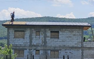 Casă la roșu de vânzare în comuna Bârnova, Iași – la 1 km de primărie - Poză 1