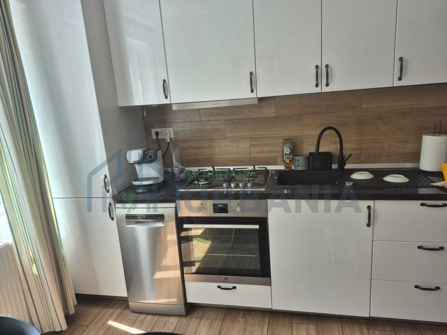 Închiriez apartament cu 3 camere, poziție centrală, aproape de complexul Palas. - Poză 3