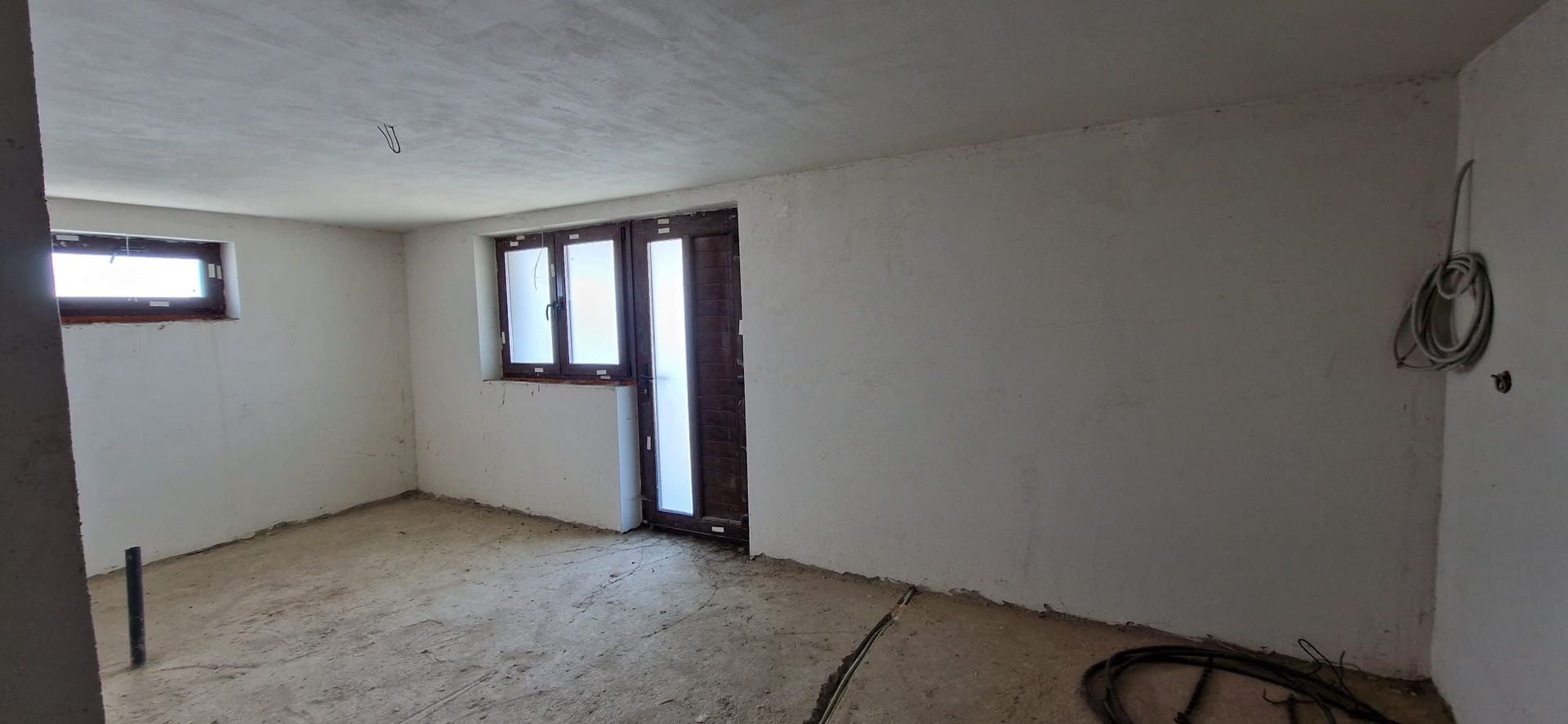 Vand vila la rosu cu teren 2700mp - Poză 4