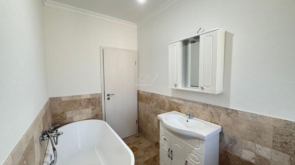 Locatie excelenta. Spatios 60 mp. Dressing. Asfalt. Loc de parcare. - Poză 5