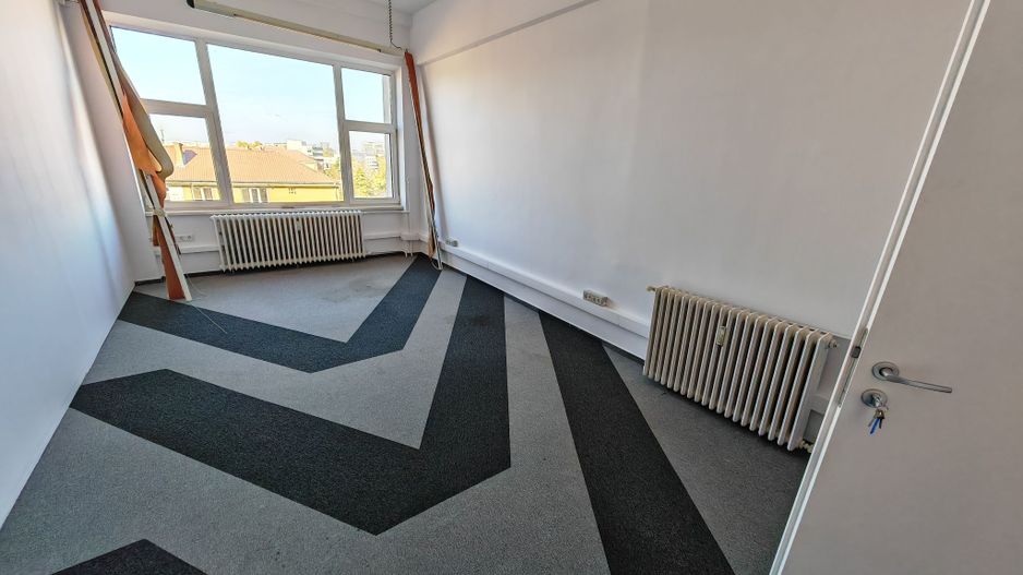 Birouri spatioase in cladire de birouri - Poză 12