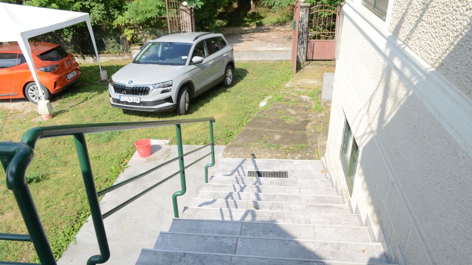 Casa renovata la tara complet mobilata si utilata - Poză 20