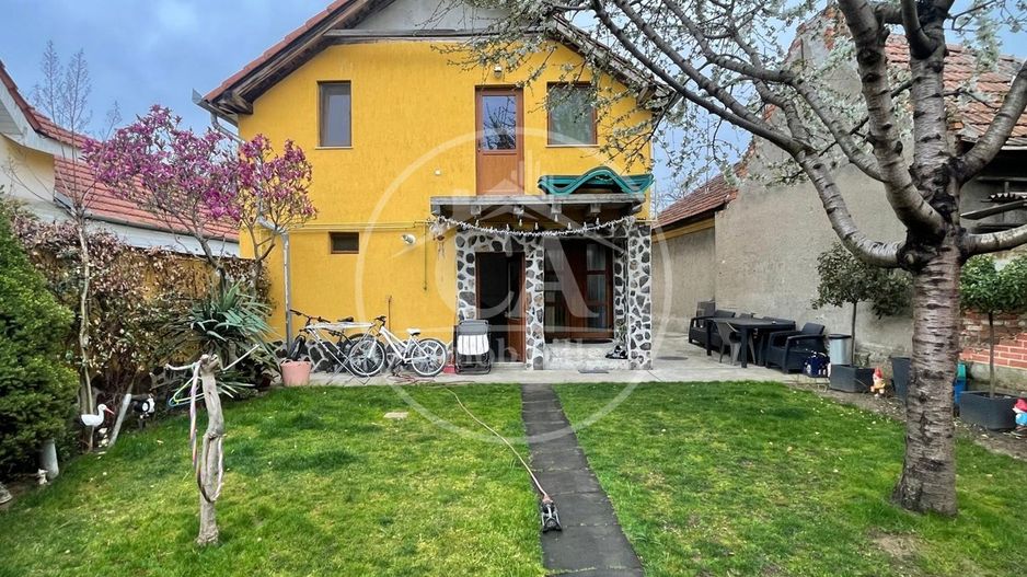 Casa de vânzare cu 7 camere in zona Nufarul, Oradea - Poză 1