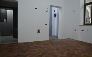 Apartament renovat in cladire interbelica, zona centrala - Poză 10