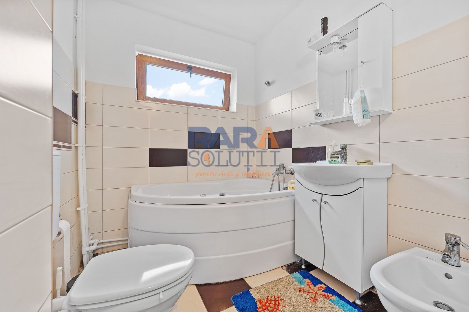 Vilă cu 6 dormitoare, 2 garaje, anexe multiple - 2076 mp teren - Poză 4