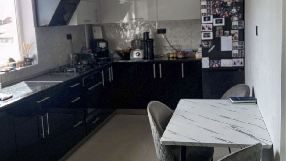 AP. 4 CAMERE - LA VILA, CENTRALA PROPRIE, CURTE, BUCATARIE INCHISA - Poză 1