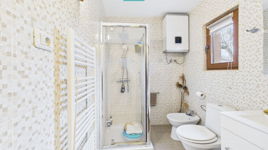 Casă renovată în localitatea Comănești, Arad - Poză 6