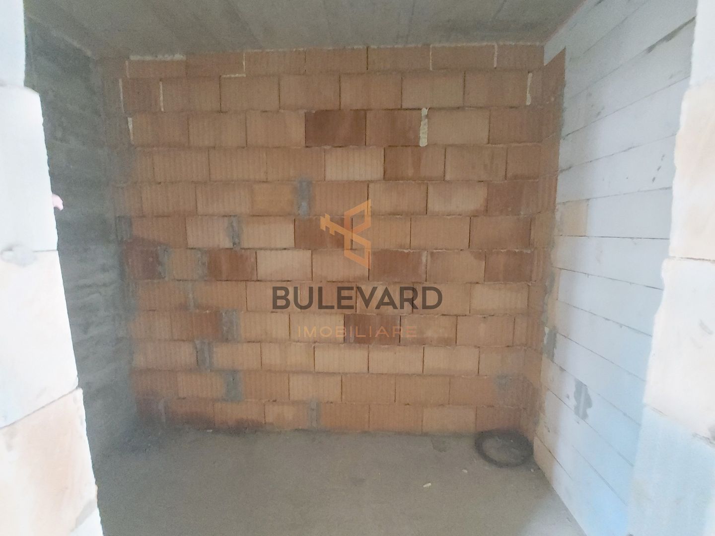 Apartament cu 2 camere,  finisaje incluse, zona Piata 1 Mai! - Poză 8