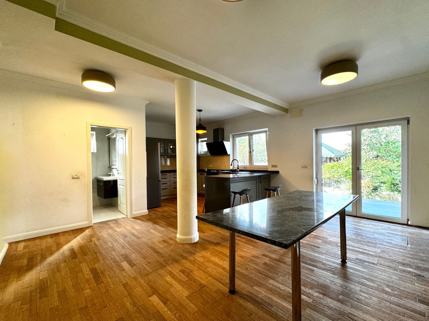 Casa spațioasă, cu teren generos, zona liniștită - in Braytim - Poză 2