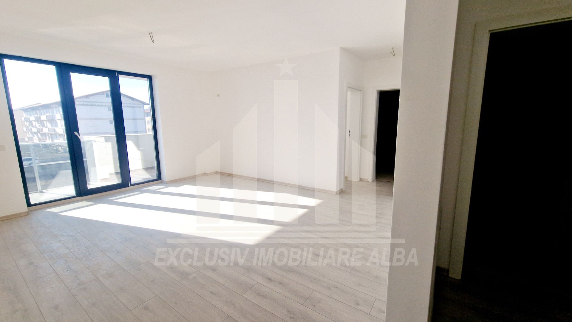 Apartament cu 3 camere de vanzare, Bloc Nou - Poză 1