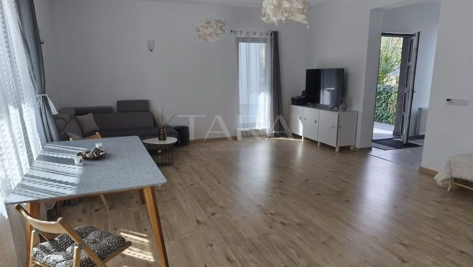 Casă spațioasă, renovată complet, într-o zonă liniștită - Poză 2