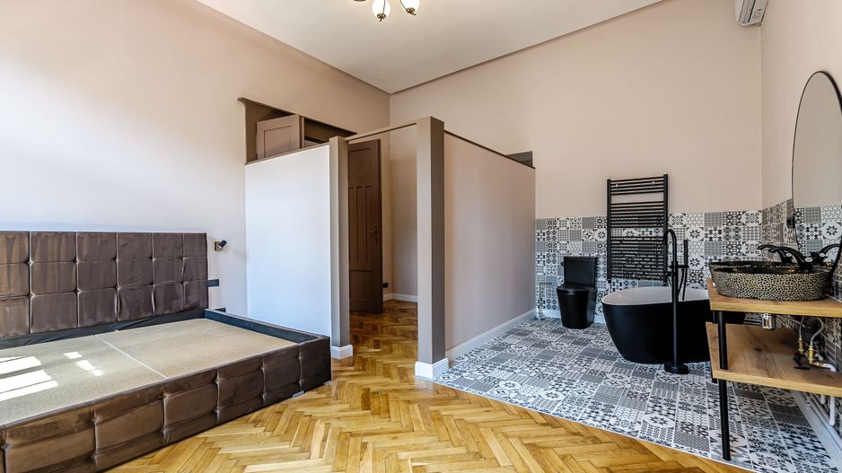 Apartament ULTRACENTRAL cu 3 camere, la cheie, renovat recent - Poză 8