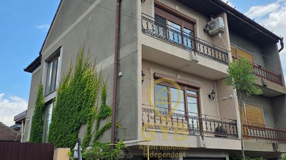 Casă cu garaj și panouri fotovoltaice în centrul orașului Salonta - Poză 2