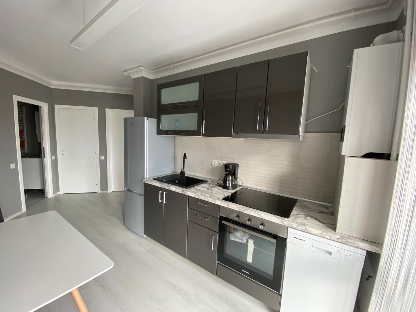 🏡 Apartament 3 camere, finisat modern, cu parcare subterană inclusă – - Poză 3