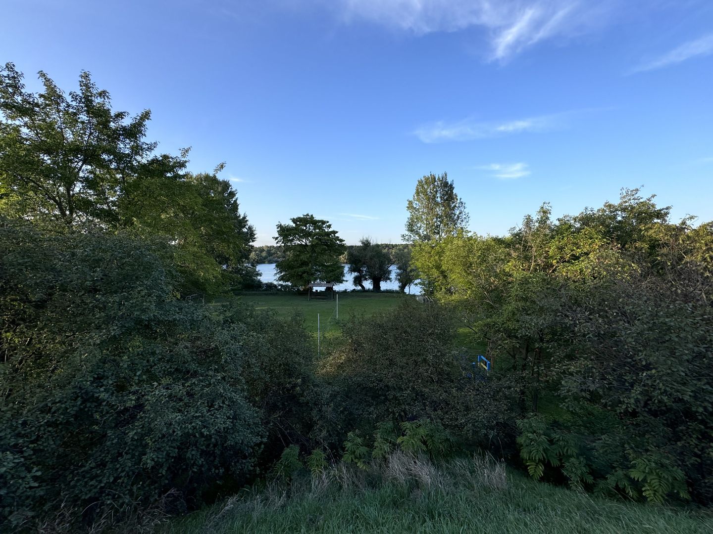 Hotel 25 camere 100 m deschidere DELTA DUNARII teren 12000 mp acces auto - Poză 18